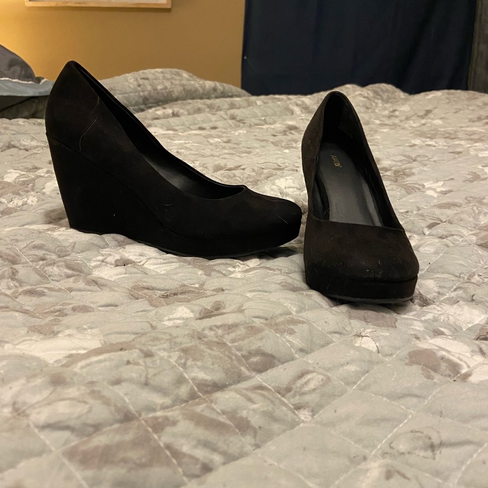 Closed toe wedges